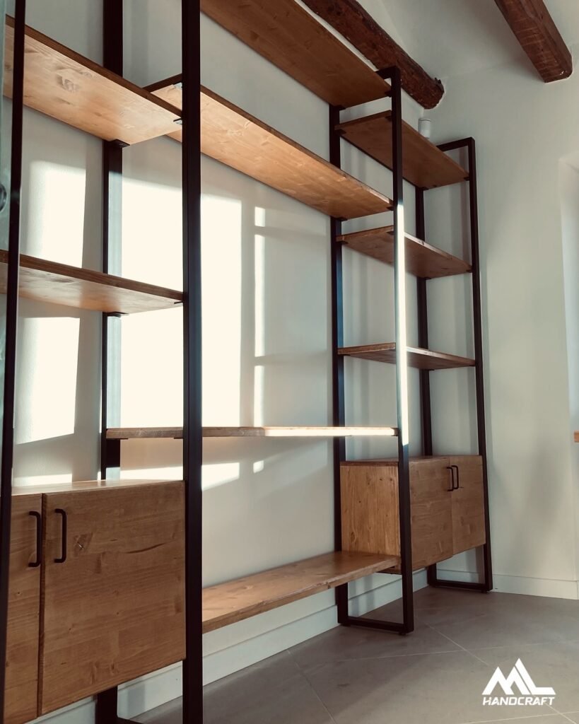 Libreria industrial in metallo e legno di abete con mobiletti richiudibili Disponibile su misura e personalizzata